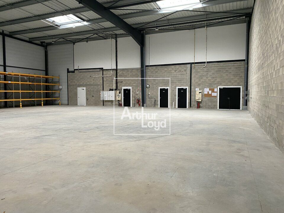 Location local d''activites 881 m² non divisibles