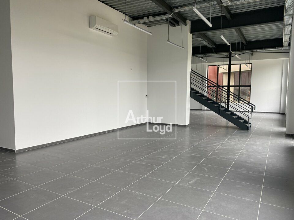 Location activité/entrepôt - 881 m²
