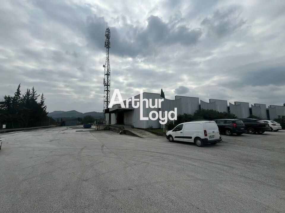 À louer local d'activité 1700 m² à proximité immédiate de l'A8 (Le Muy)