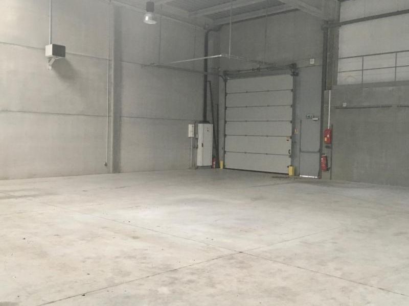 Location entrepôts 450 m² non divisibles
