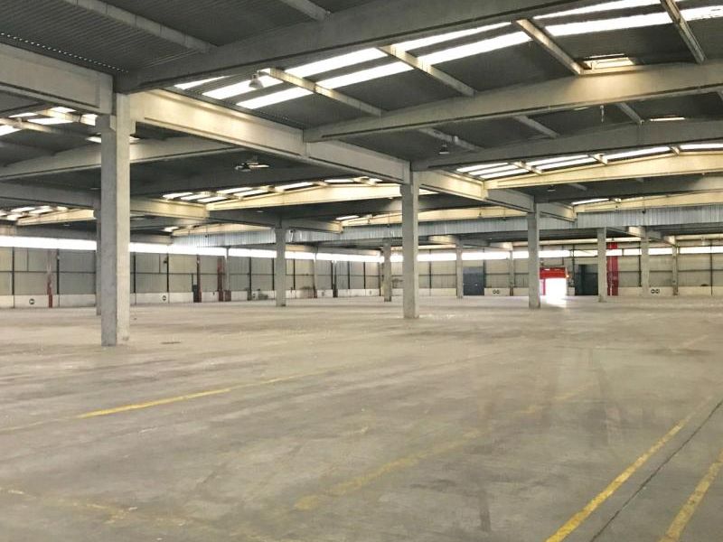 Location entrepôts 11000 m² non divisibles