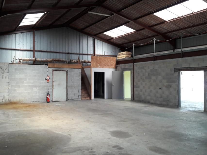 Vente entrepôts 296 m² divisibles à partir de 246 m²