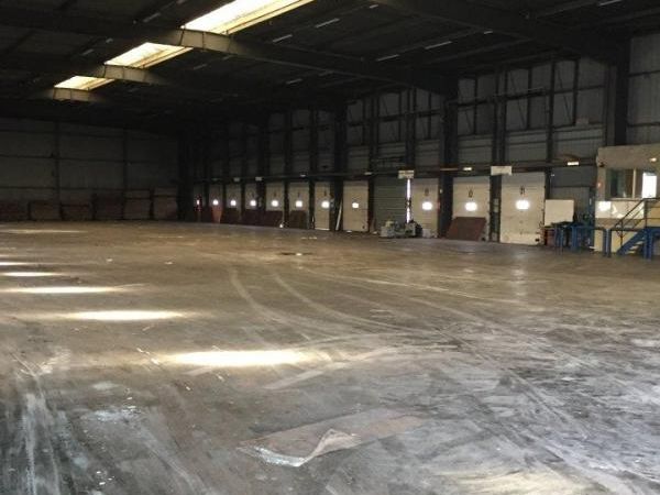 Location entrepôts 2500 m² non divisibles