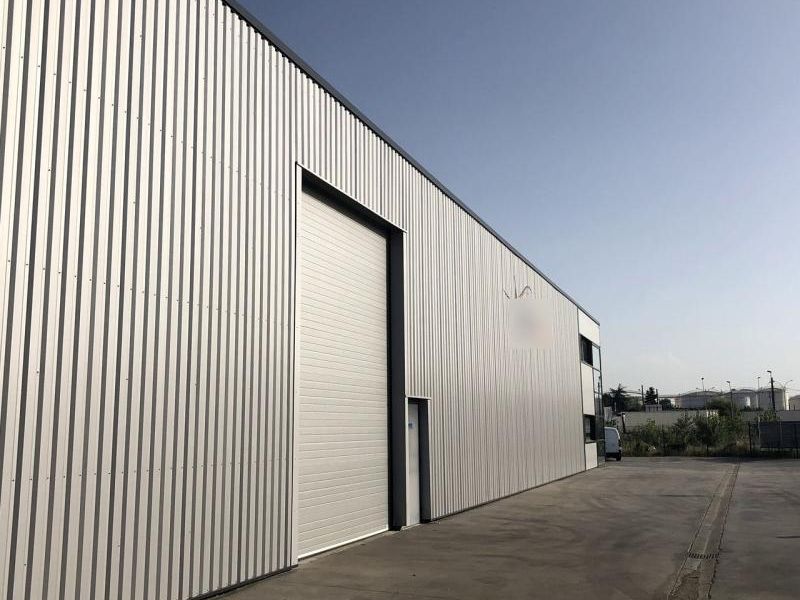 Location entrepôts 890 m² non divisibles
