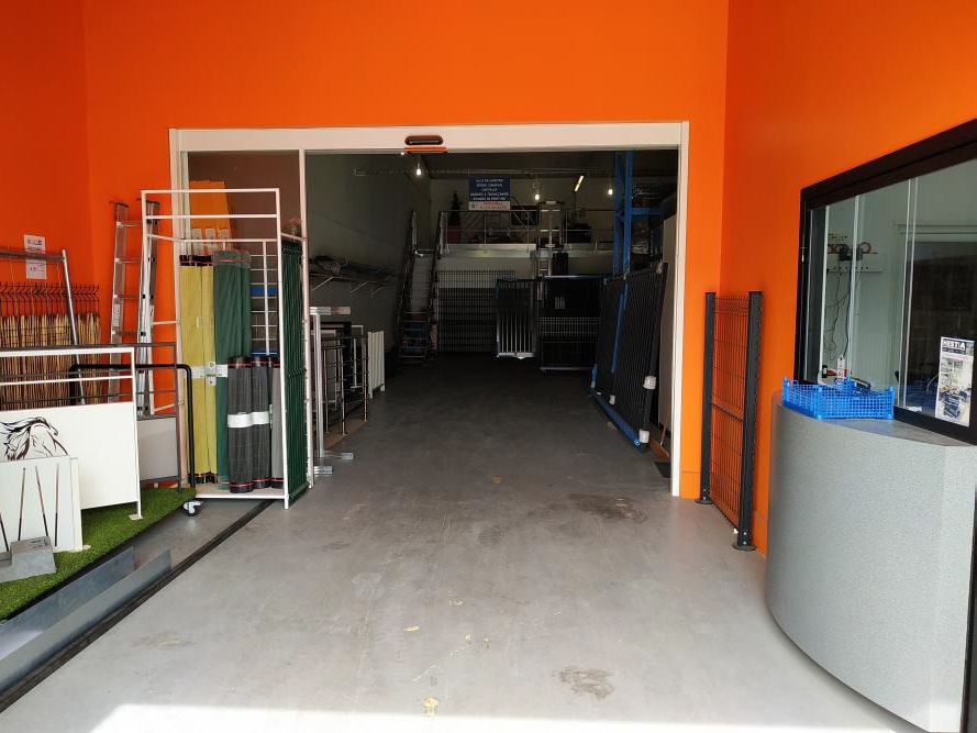 Location entrepôts 240 m² non divisibles