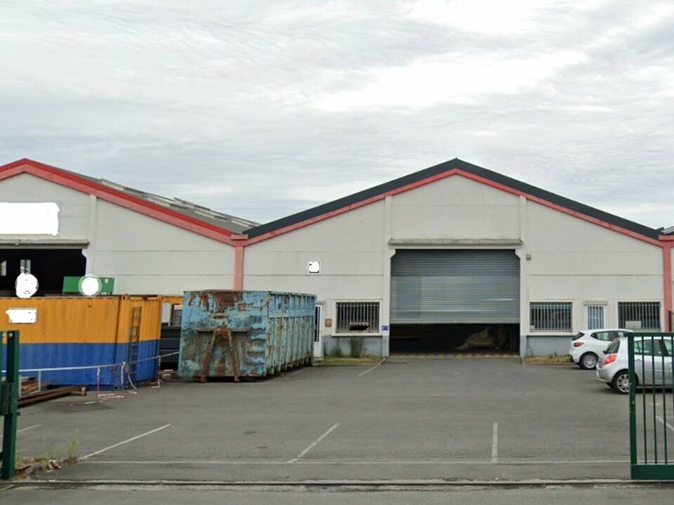 Location entrepôts 865 m² non divisibles