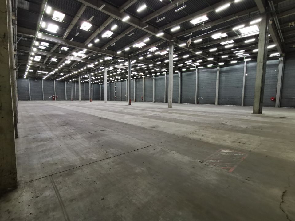 Location entrepôts 7750 m² non divisibles