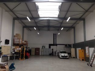 Location entrepôts 1561 m² non divisibles