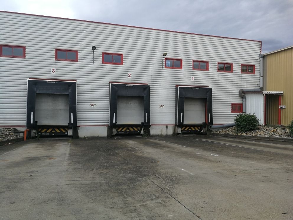 Location entrepôts 8500 m² non divisibles