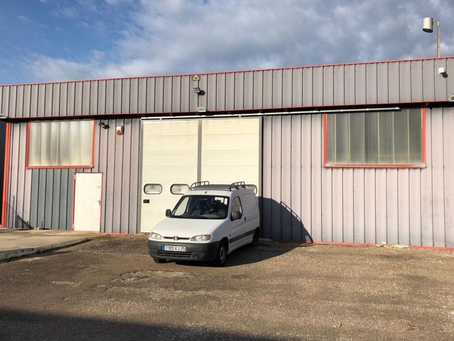 Location entrepôts 210 m² non divisibles