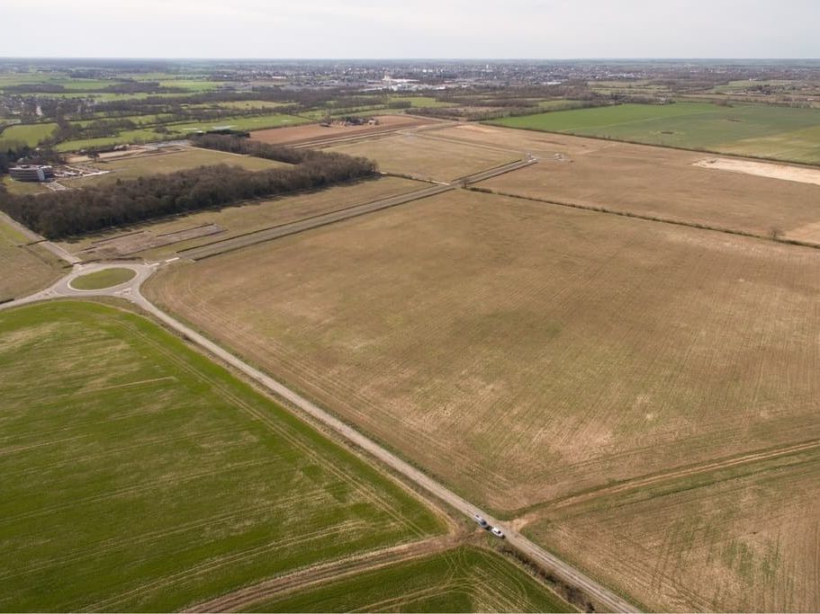 Vente terrain 330000 m² divisibles à partir de 3000 m²