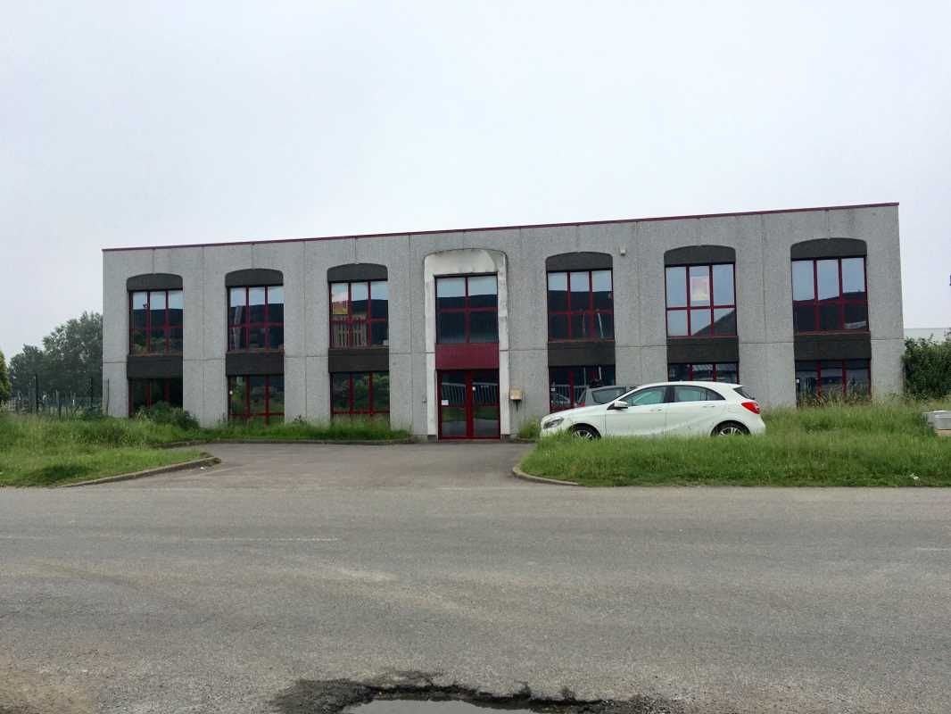Location entrepôts 880 m² non divisibles