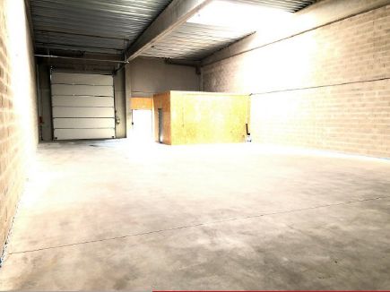 Location entrepôts 300 m² non divisibles