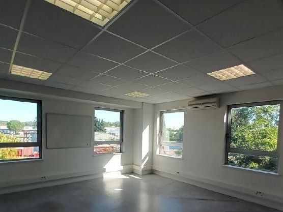 Location entrepôts 1053 m² non divisibles