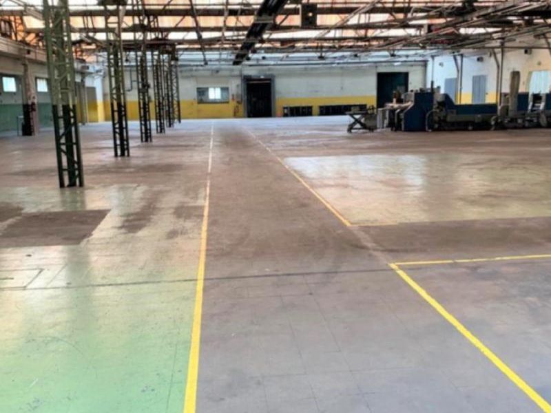 Vente entrepôts 4400 m² non divisibles