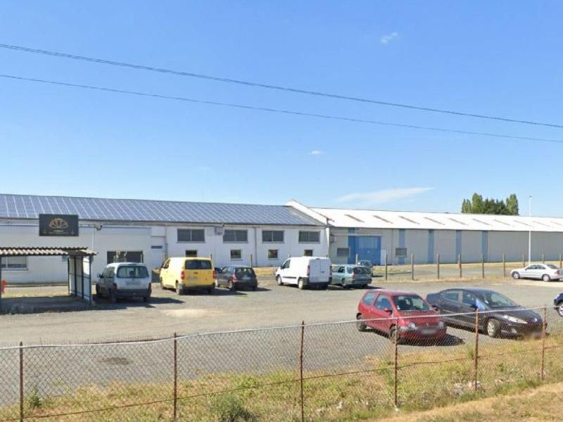 Location entrepôts 2400 m² non divisibles