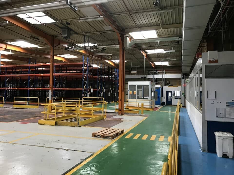 Location entrepôts 13120 m² non divisibles