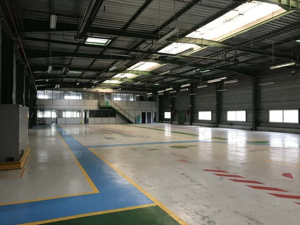 Location entrepôts 13120 m² non divisibles