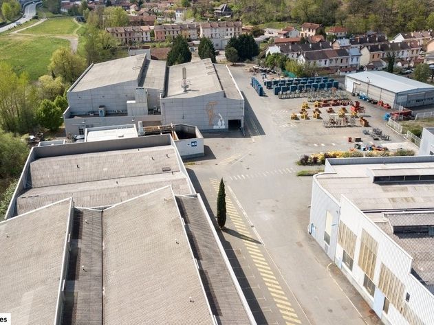 Vente entrepôts 13140 m² non divisibles