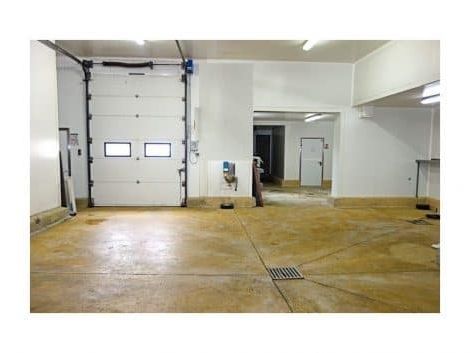 Location entrepôts 900 m² non divisibles