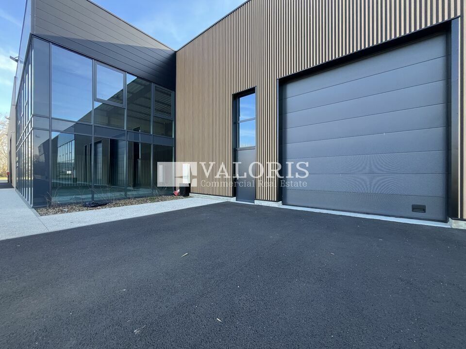 Valoris Real Estate vous propose plusieurs lots d'activités neufs au sein d'un site clos sur la commune d'Ambérieux d'Azergues en façade de l'Autoroute A46, bénéficiant d'une excellente visibilité.