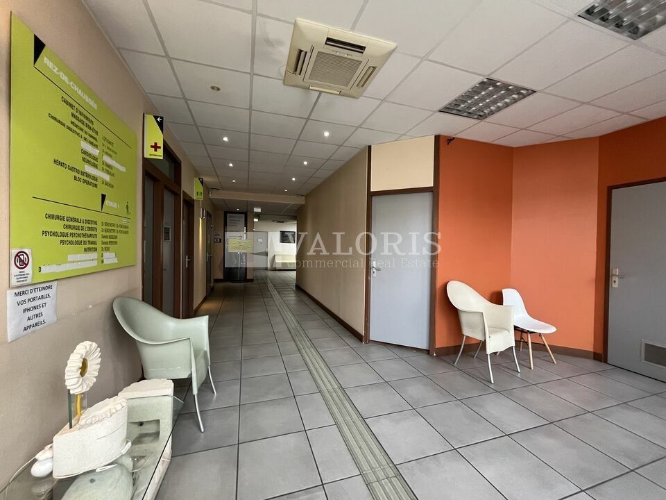 Valoris Real Estate vous propose une surface sur plusieurs niveaux avec son entrée indépendante, disponible à la location ou à l'acquisition. L'actif est classé ERP5 et idéal aujourd'hui pour une activité médicale. 
