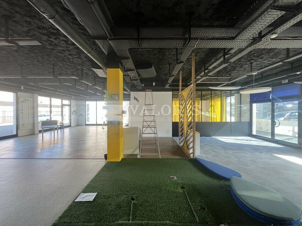 Valoris Real Estate vous propose un local idéal pour un showroom, d'une surface de 475 m², situé en rez-de-chaussée à Limas.