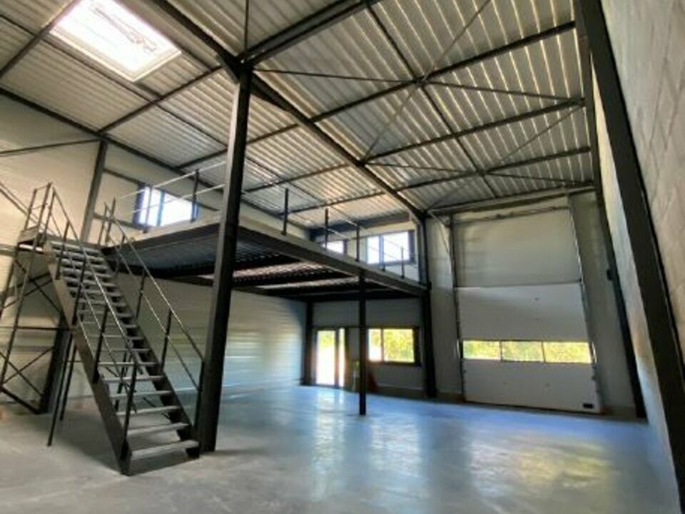 Vente local d''activites 1733.03 m² divisibles à partir de 79 m²
