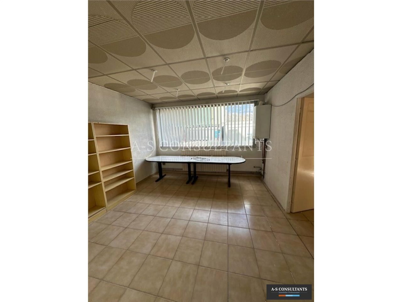 A LOUER - zone des Landiers - Chambéry (73000) - locaux professionnels / bureaux en rez de chaussée 70 m² environ (possibilité 110 m² sur demande), ouvertures sur rue passante, libres de suite, stationnement devant les locaux.