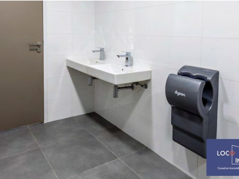 1280 m² pour ce bureaux en location à Bruges