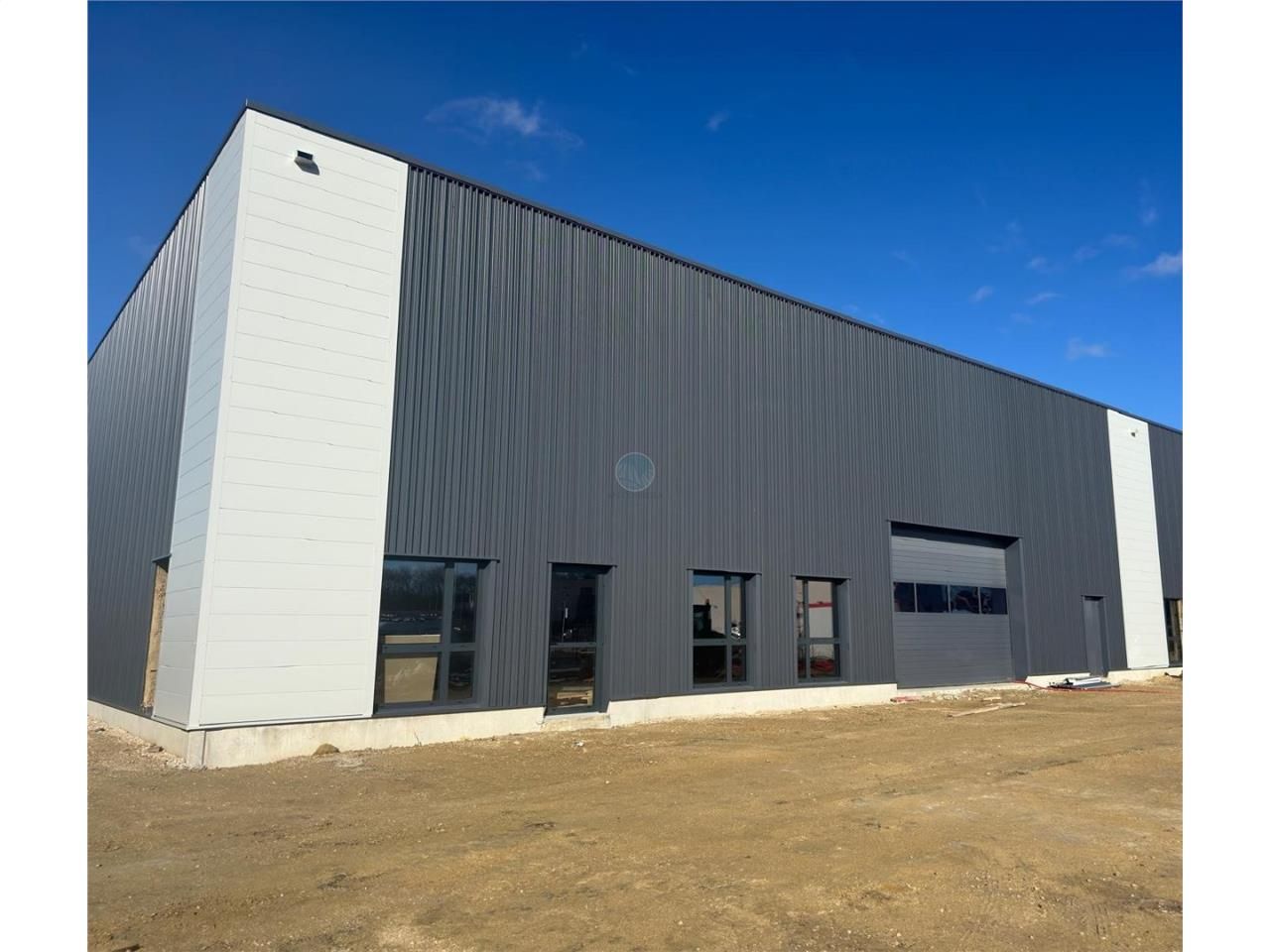 Location local 750 m² à SARAN