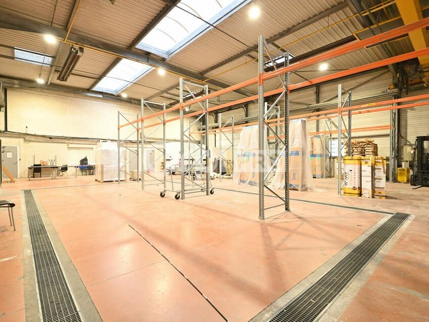 Location local d''activites 880 m² non divisibles
