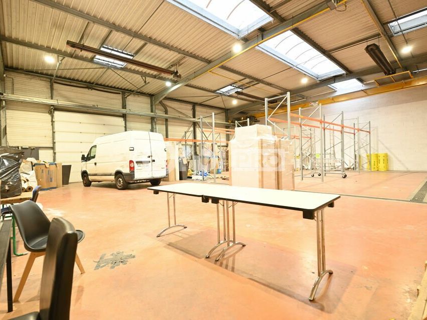 LOCAL D'ACTIVITE A LOUER - 880 m² - BRON