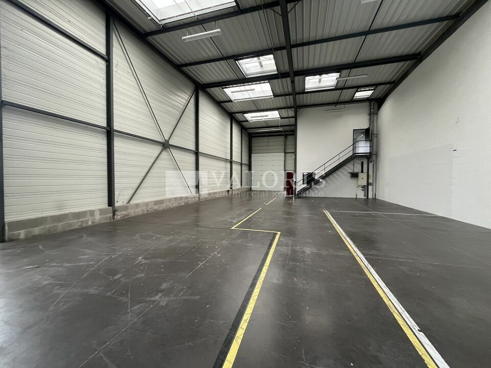 Valoris Real Estate vous propose un local d'activité de 250 m² avec 80 m² de bureaux à louer au sein d'un parc récent situé à Saint Priest. Installez votre entreprise au cœur d'un parc dynamique disposant de parkings extérieurs. 