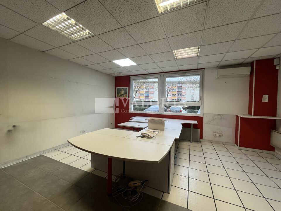 Valoris Real Estate vous propose à la location des locaux situés au coeur de Villefranche. Très belle visibilité pour ce local avec enseigne possible en façade.