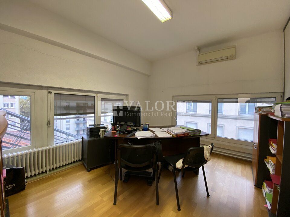 Valoris Real Estate vous propose à la location des bureaux de 250 m² au 4ème étage offrant une belle luminosité. Situés au cœur du secteur Voltaire, ces bureaux se trouvent à proximité des transports en commun et de nombreux services.