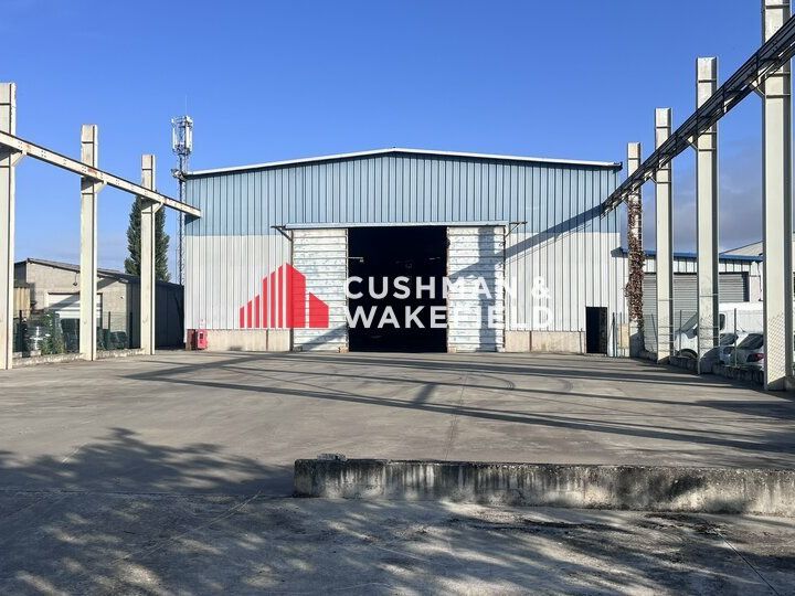 LOCAL D'ACTIVITES SUR GRAND TERRAIN