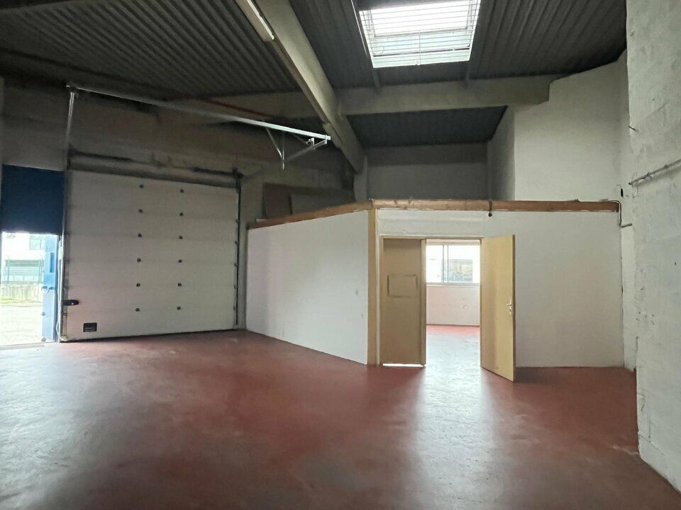 Vente local d''activites 1200 m² divisibles à partir de 335 m²