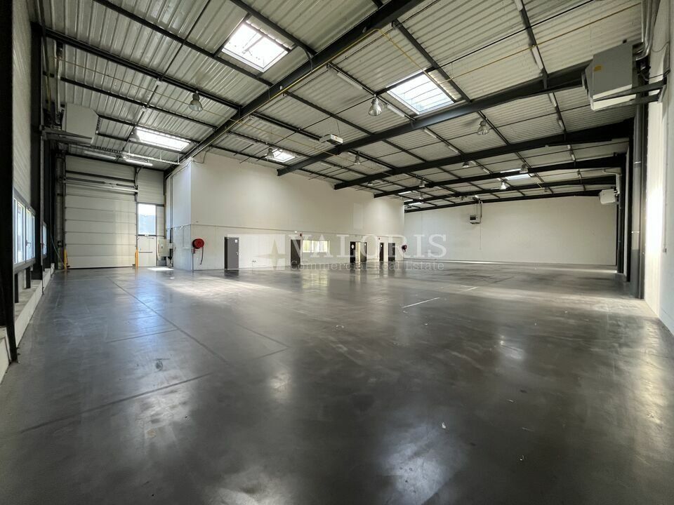 Situé à 15min de Lyon, dans le cadre agréable du Parc de Parilly, au sein d'un ensemble immobilier dernière génération, nous vous proposons à la location des locaux en excellent état. 