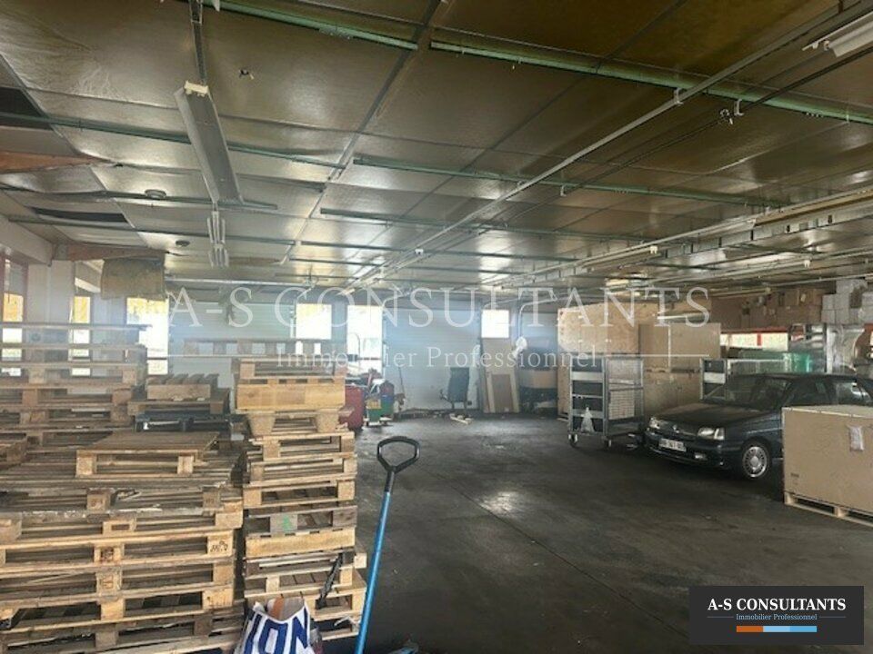 A louer, Saint-Pierre-En-Faucigny (74800) - entrepôt (ou locaux de stockage) de 1800 m² environ - Locaux divisibles - surface de bureaux - accès gros porteurs, accès à quai, nombreuses portes sectionnelles - grand terrain.