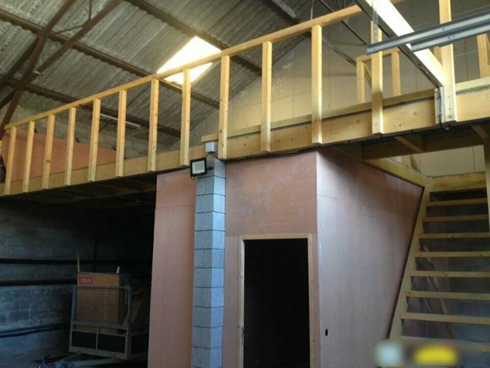 Location local d''activites 165 m² non divisibles
