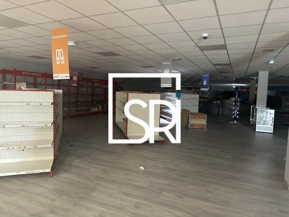 Location local commercial 800 m² non divisibles