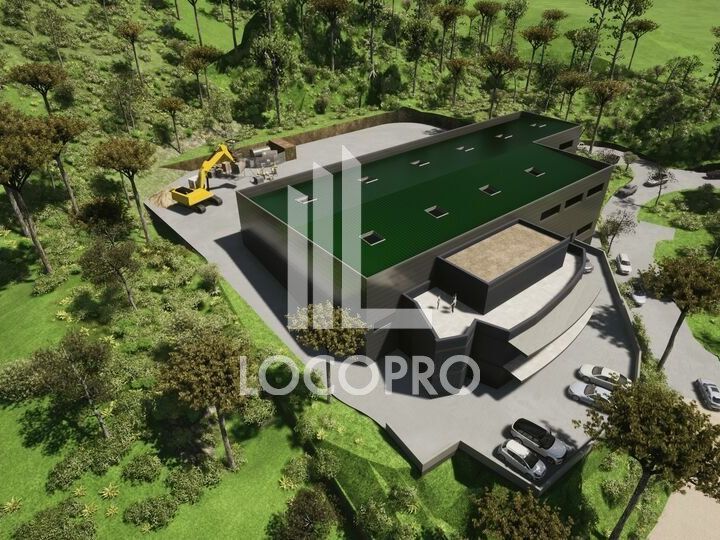 A VENDRE Local d'activité d'environ 2 089m2 avec un terrain d'environ 600m2 idéalement situé le long de la 202.