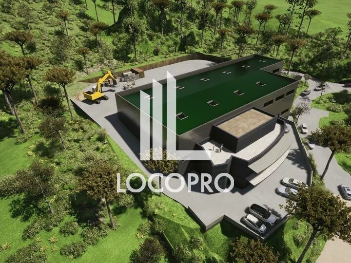 A LOUER Local d'activité d'environ 1 326m2 idéalement situé le long de la 202.