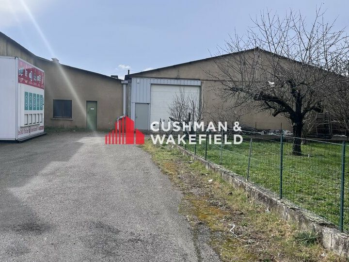 Vente local d''activites 2000 m² divisibles à partir de 850 m²