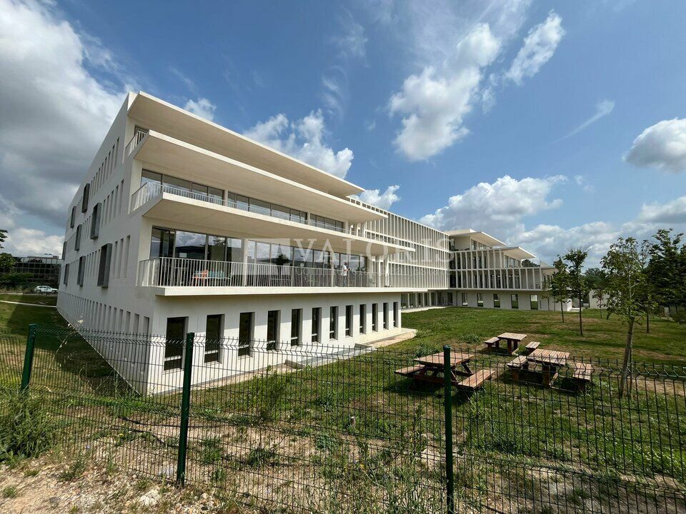 VALORIS MEDITERRANEE vous propose à la location des bureaux neufs de standing au cœur du pôle d'activité d'Aix La Duranne dans un cadre de travail privilégié, dynamique et verdoyant avec accès immédiat sur la D9.