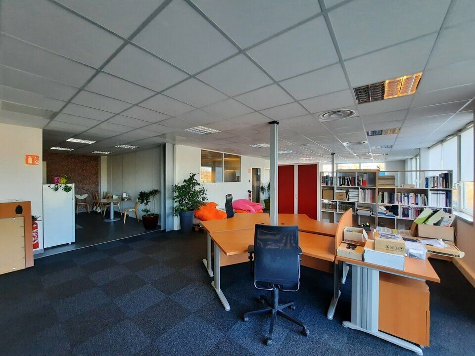 Au coeur du Parc de la Vatine - Immeuble climatisé et parking.