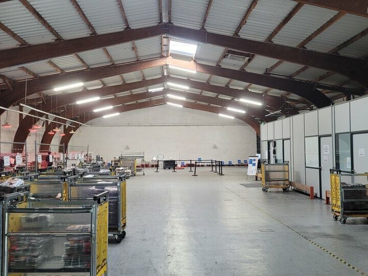 Dans un ensemble plus vaste à usage artisanal aux portes de Rouen.