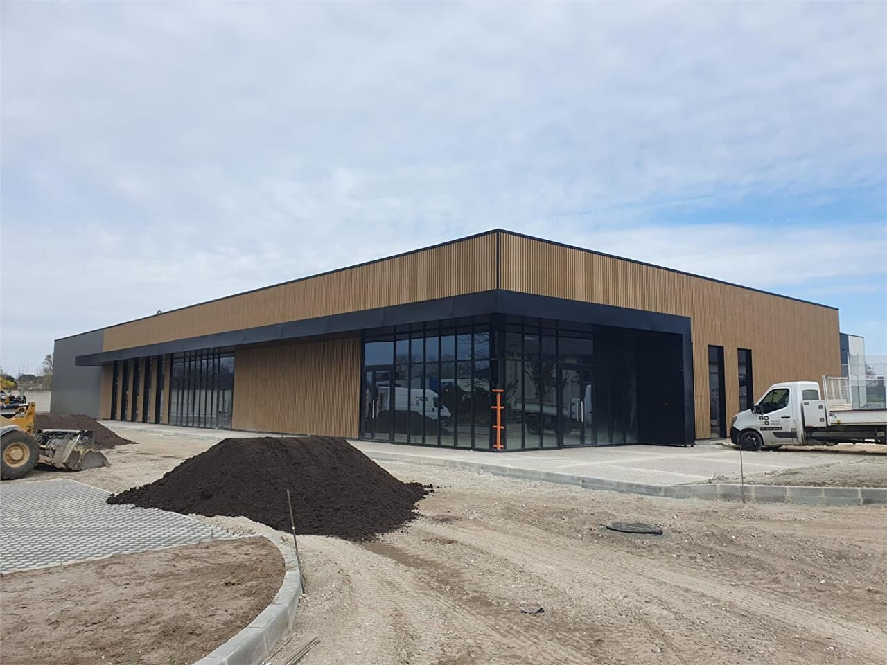 Location local commercial 350.00 m² à SAINTE EULALIE