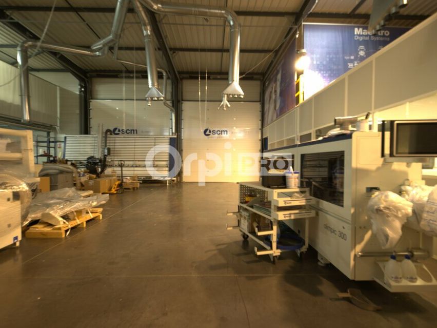 LOCAUX D'ACTIVITE A LOUER - 911 m² - VOURLES